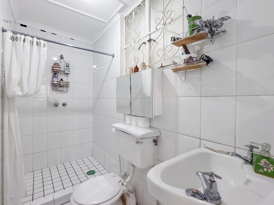 6 Bedroom Property for Sale in Green Point Western Cape